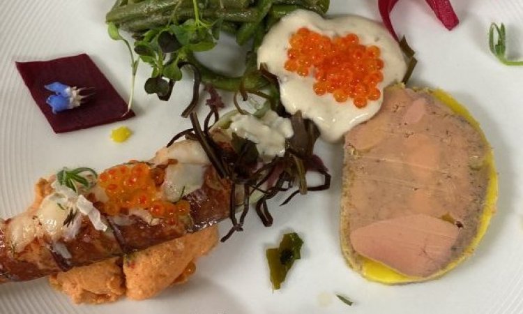 Salade gourmande au homard  foie gras